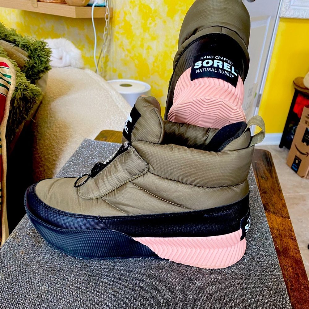 SOREL boots-NW/OT (never worn!) - size 9. Cutest boots ever 🥳🛍️